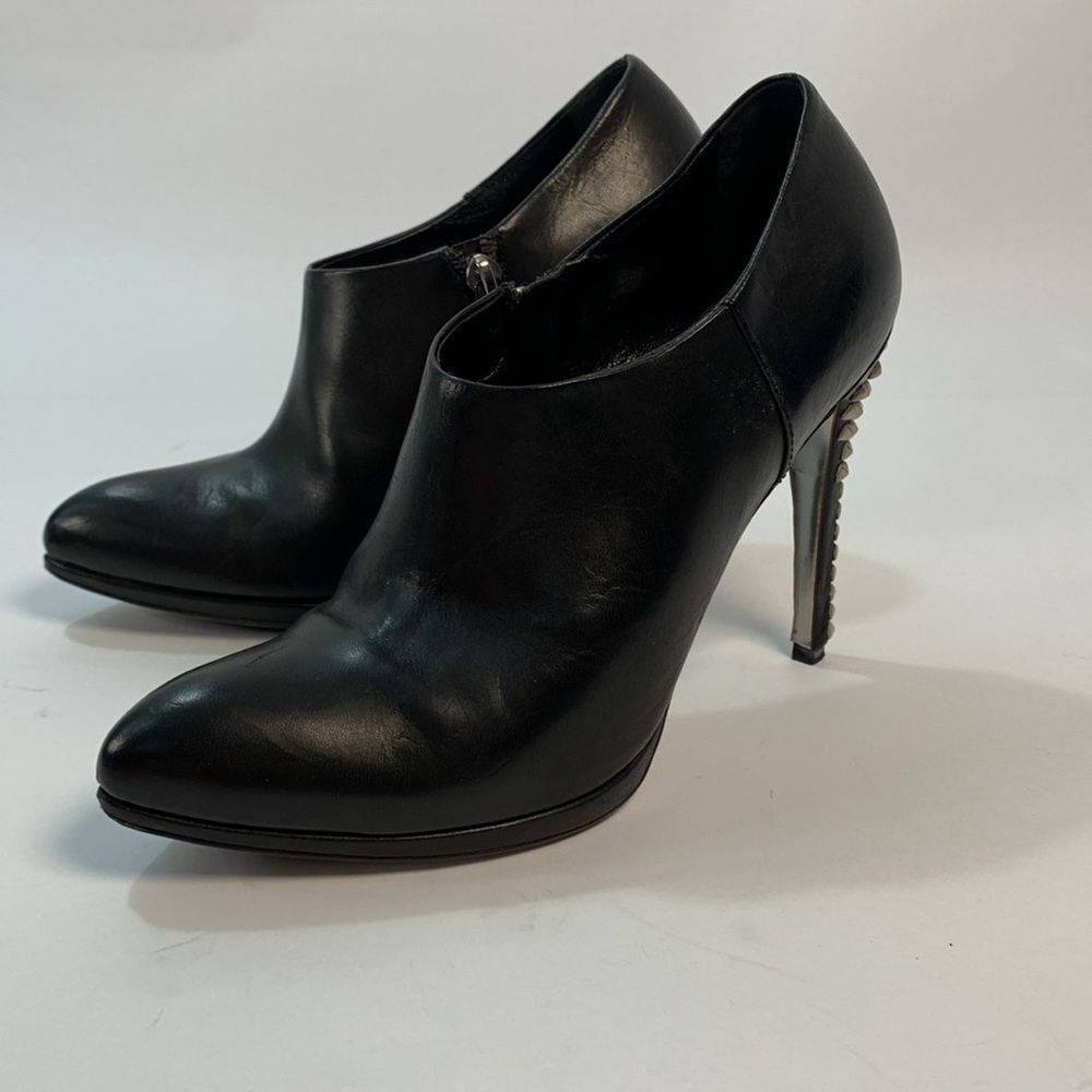 Sebastian black leather pointy toes booties 37